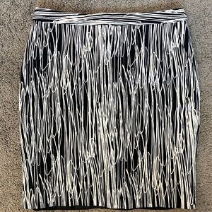 Worthington pencil skirt size 8. Black and white scribble design.